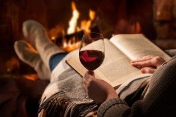 Komu by se nelíbilo se po dni stráveném prací pohodlně uvelebit do tepla krbu, dát si sklenku dobrého červeného a přečíst pár stránek oblíbené knihy?  